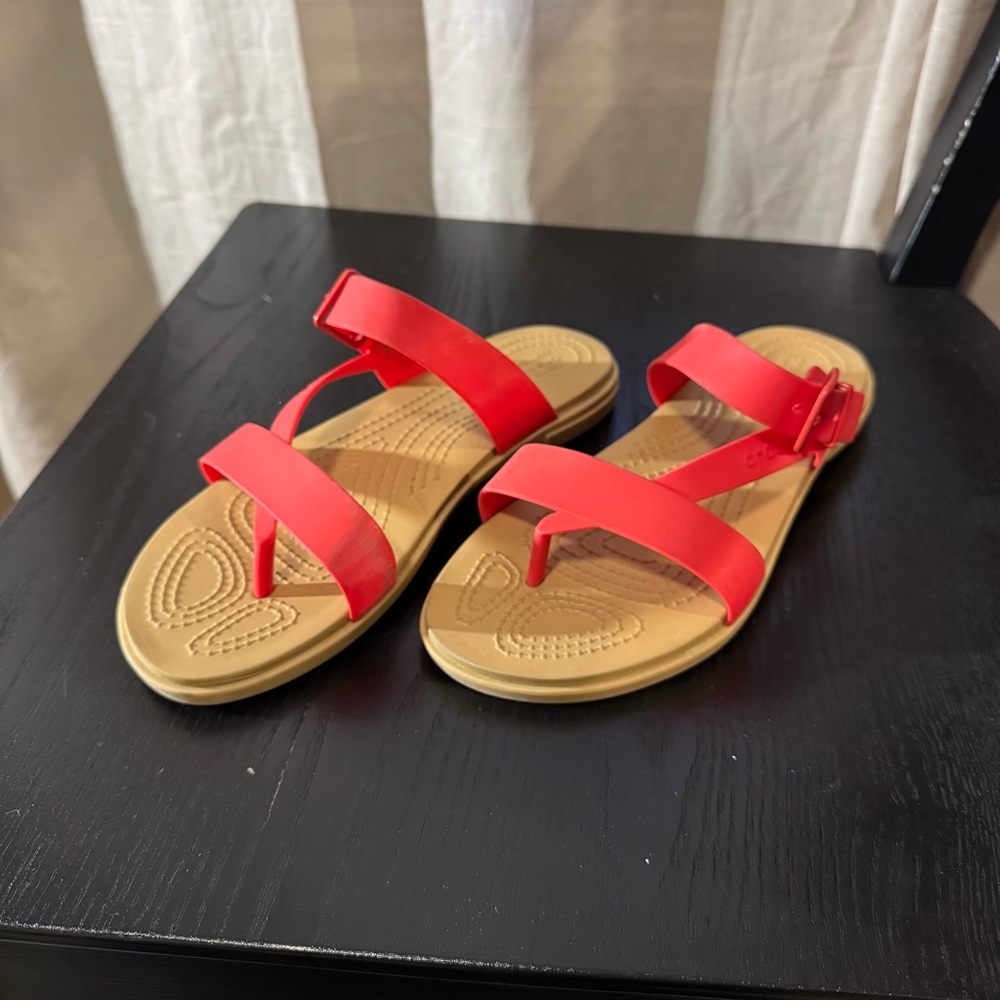 CROCS Tulum Toe Post Sandals Red and Tan Women's Size 7